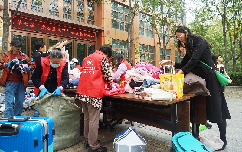3发挥党员模范作用 ZOBO草莓污视频下载第七届“爱在蓝天下”公益捐赠