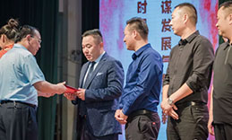 草莓污视频下载董事长张新峰应邀出席漯河职业技术学院办学20周年校庆大会