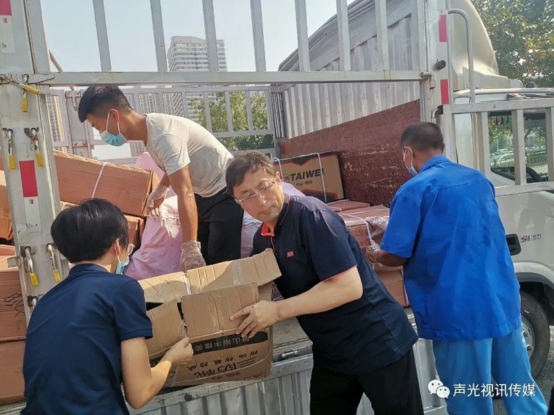 ZOBO董事长张新峰作为声光视讯行业联盟代表赴豫芒温暖灾区，传递爱心