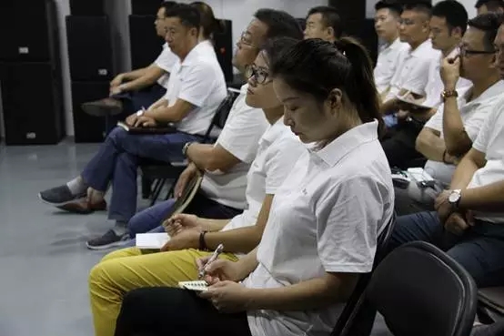 ZOBO草莓污视频下载年中员工培训