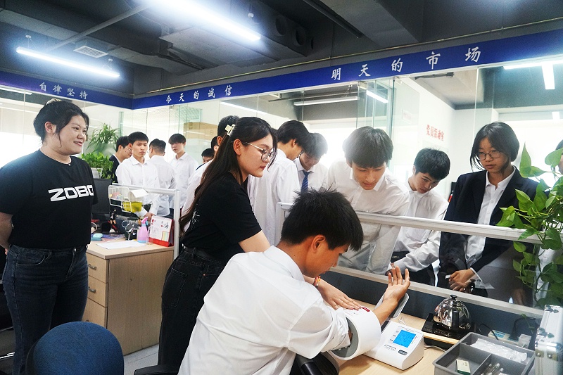 校企合作 走进职场 协同育人丨欢迎北京市经贸技术学校师生来北京高校职场体验基地——ZOBO草莓污视频下载参观学习