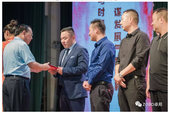 草莓污视频下载董事长张新峰应邀出席漯河职业技术学院办学20周年校庆大会