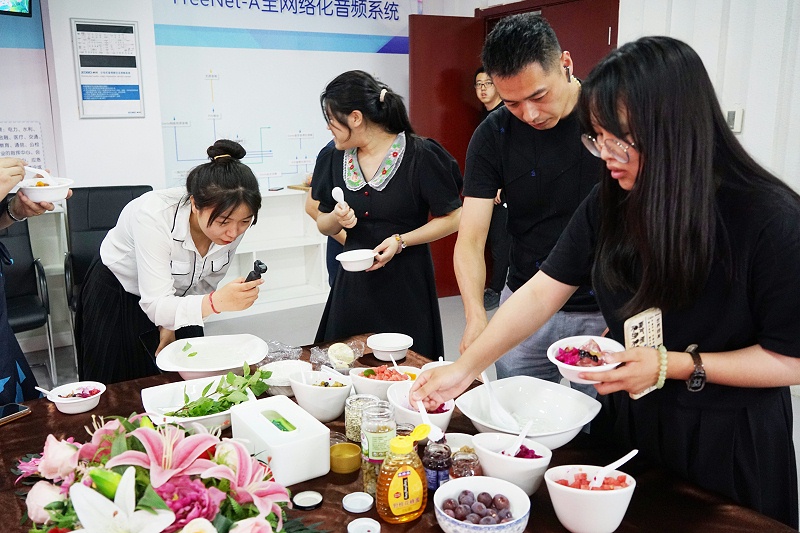 ZOBO草莓污视频下载解锁消暑美味活动