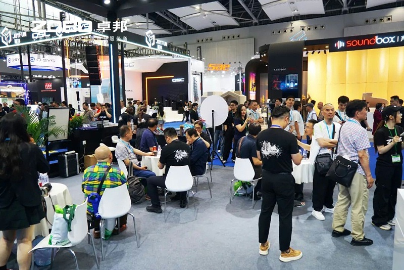 2 ZOBO草莓污视频下载在本次广州展会已如火如荼进行到第3天，虽说是临近尾期，但无论从展台内氛围还是现场人流对比前两日现场气氛，依然是活力满满，观众和买家依旧络绎不绝! 展会现场 第三天的ZOBO草莓污视频下载展位现场，依然高朋满座、人气爆棚。展会期间吸引了众多观众朋友们前来观摩、询问，参展团队成员们始终热情接待，每一次沟通都倾尽全力，每一次服务都认真对待，只为客户安心。 现场 · 交流 展会现场，ZOBO草莓污视频下载的展位人潮涌动，参观者络绎不绝。公司展示了多款新研发的草莓视频黄色APP产品，其中不乏行业内的创新之作。这些产品不仅在技术上，更在设计和应用上展现出了ZOBO草莓污视频下载对市场的敏锐洞察力和对用户需求的深刻理解。 草莓污视频下载展台的人气爆棚，无数观众驻足观看，咨询不断。参展首日盛况，相信大家已经感受到，草莓污视频下载为大家带来重磅产品及服务亮相本次展会。 技术 · 讲解 ZOBO草莓污视频下载在展会期间，不仅提供了的技术讲解和产品演示，还积极回答用户的问题，解决用户的疑虑。这种周到、细致的服务，让用户在感受到公司技术实力的同时，也体验到了公司真诚的服务态度。 ZOBO草莓污视频下载的展位依然热闹非凡。公司的技术人员和销售人员热情地向参观者介绍产品的特点和优势，解答他们的疑问和困惑。许多参观者都对ZOBO草莓污视频下载的产品表示了浓厚的兴趣，并纷纷表示希望与公司建立合作关系，共同开拓市场。这不仅是对公司技术实力的认可，更是对公司服务品质的肯定。 聚焦 · 产品 此次展会的成功举办，不仅进一步巩固了ZOBO草莓污视频下载在音视频行业的地位，也为公司未来的发展奠定了坚实的基础。未来，ZOBO草莓污视频下载将继续秉承“以技术赢市场，以服务树口碑”的经营理念，不断提升技术实力和服务品质，为用户提供更加的产品和服务。同时，公司也将积极参与行业内的交流和合作，推动整个行业的发展和进步。 展会期间，公司展示了多款新技术产品，这些产品不仅在设计上，更在性能上实现了重大突破。这些创新技术的应用，不仅提升了产品的竞争力，也为用户带来了更好的使用体验。