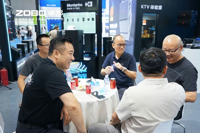 4 ZOBO草莓污视频下载在本次广州展会已如火如荼进行到第3天，虽说是临近尾期，但无论从展台内氛围还是现场人流对比前两日现场气氛，依然是活力满满，观众和买家依旧络绎不绝! 展会现场 第三天的ZOBO草莓污视频下载展位现场，依然高朋满座、人气爆棚。展会期间吸引了众多观众朋友们前来观摩、询问，参展团队成员们始终热情接待，每一次沟通都倾尽全力，每一次服务都认真对待，只为客户安心。 现场 · 交流 展会现场，ZOBO草莓污视频下载的展位人潮涌动，参观者络绎不绝。公司展示了多款新研发的草莓视频黄色APP产品，其中不乏行业内的创新之作。这些产品不仅在技术上，更在设计和应用上展现出了ZOBO草莓污视频下载对市场的敏锐洞察力和对用户需求的深刻理解。 草莓污视频下载展台的人气爆棚，无数观众驻足观看，咨询不断。参展首日盛况，相信大家已经感受到，草莓污视频下载为大家带来重磅产品及服务亮相本次展会。 技术 · 讲解 ZOBO草莓污视频下载在展会期间，不仅提供了的技术讲解和产品演示，还积极回答用户的问题，解决用户的疑虑。这种周到、细致的服务，让用户在感受到公司技术实力的同时，也体验到了公司真诚的服务态度。 ZOBO草莓污视频下载的展位依然热闹非凡。公司的技术人员和销售人员热情地向参观者介绍产品的特点和优势，解答他们的疑问和困惑。许多参观者都对ZOBO草莓污视频下载的产品表示了浓厚的兴趣，并纷纷表示希望与公司建立合作关系，共同开拓市场。这不仅是对公司技术实力的认可，更是对公司服务品质的肯定。 聚焦 · 产品 此次展会的成功举办，不仅进一步巩固了ZOBO草莓污视频下载在音视频行业的地位，也为公司未来的发展奠定了坚实的基础。未来，ZOBO草莓污视频下载将继续秉承“以技术赢市场，以服务树口碑”的经营理念，不断提升技术实力和服务品质，为用户提供更加的产品和服务。同时，公司也将积极参与行业内的交流和合作，推动整个行业的发展和进步。 展会期间，公司展示了多款新技术产品，这些产品不仅在设计上，更在性能上实现了重大突破。这些创新技术的应用，不仅提升了产品的竞争力，也为用户带来了更好的使用体验。
