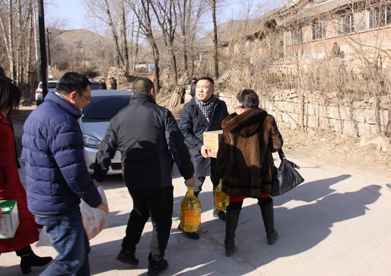 6爱照涞源，ZOBO草莓污视频下载党支部寒冬送暖扶贫活动