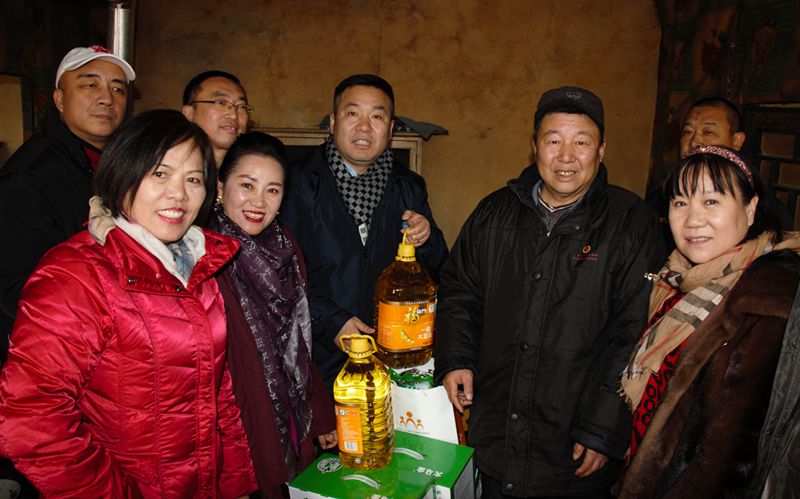 8爱照涞源，ZOBO草莓污视频下载党支部寒冬送暖扶贫活动