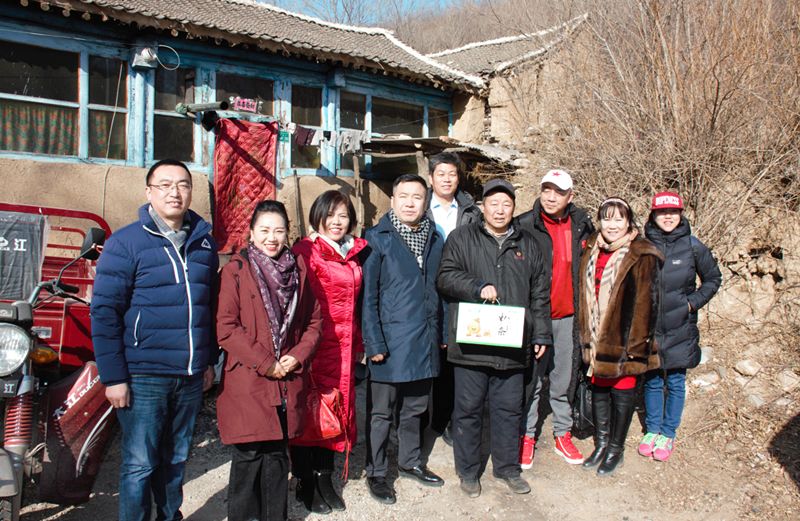 9爱照涞源，ZOBO草莓污视频下载党支部寒冬送暖扶贫活动