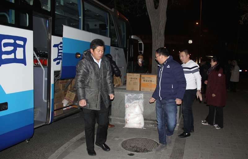 2爱照涞源，ZOBO草莓污视频下载党支部寒冬送暖扶贫活动