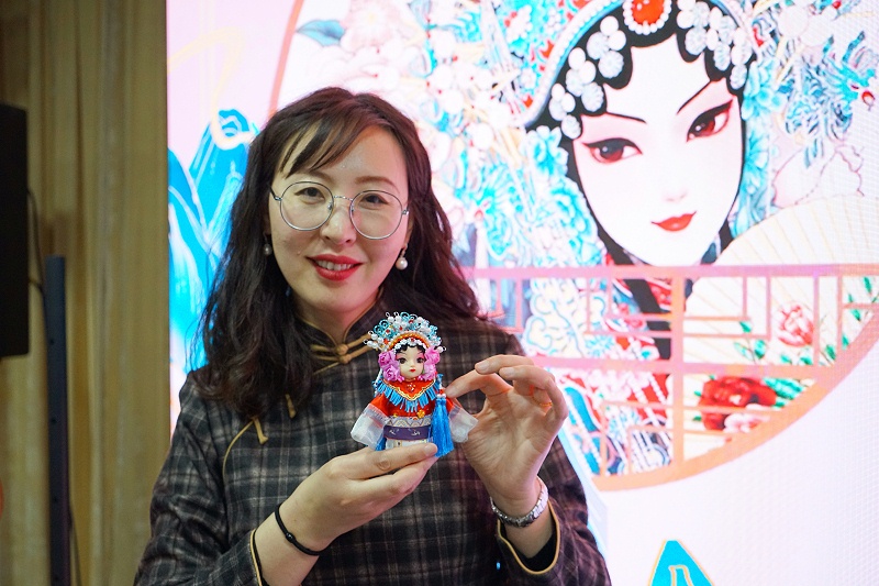 ZOBO草莓污视频下载工会丨举办体验非遗之美-制作北京绢人的“女神节”活动