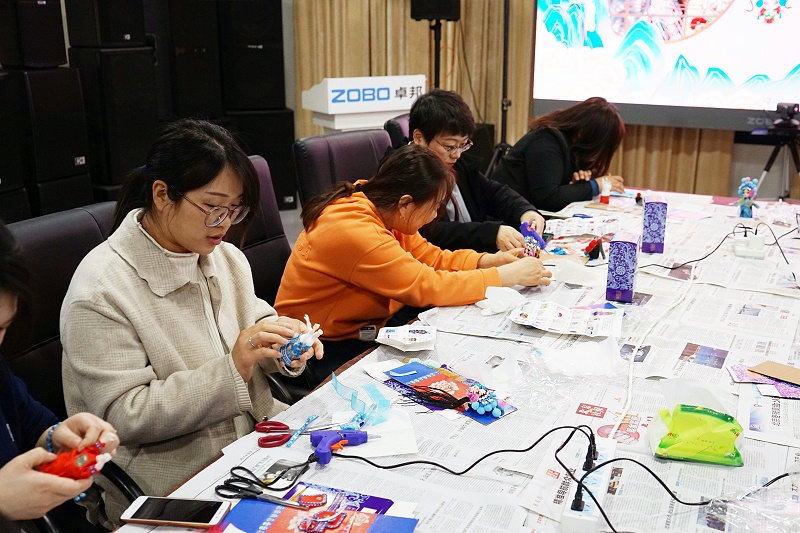 ZOBO草莓污视频下载工会丨举办体验非遗之美-制作北京绢人的“女神节”活动