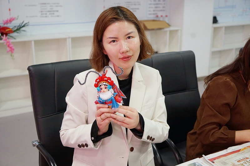 ZOBO草莓污视频下载工会丨举办体验非遗之美-制作北京绢人的“女神节”活动
