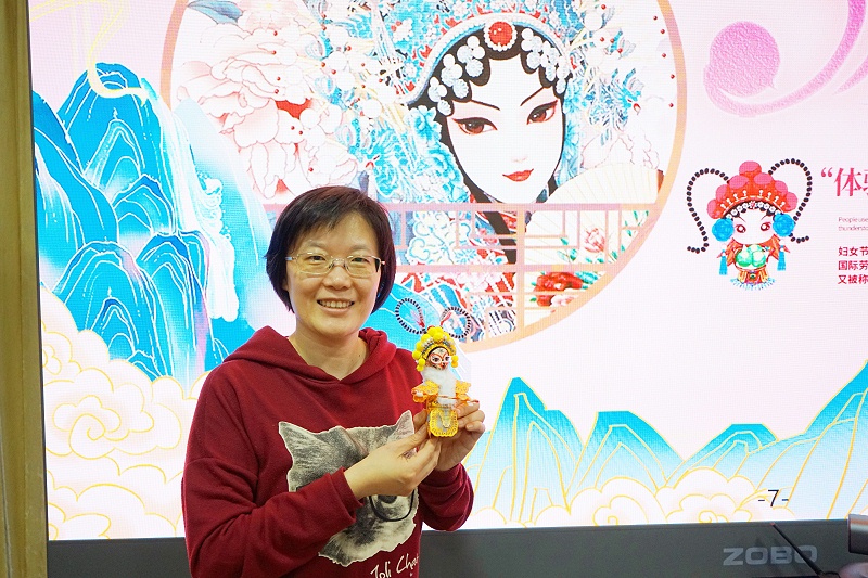 ZOBO草莓污视频下载工会丨举办体验非遗之美-制作北京绢人的“女神节”活动